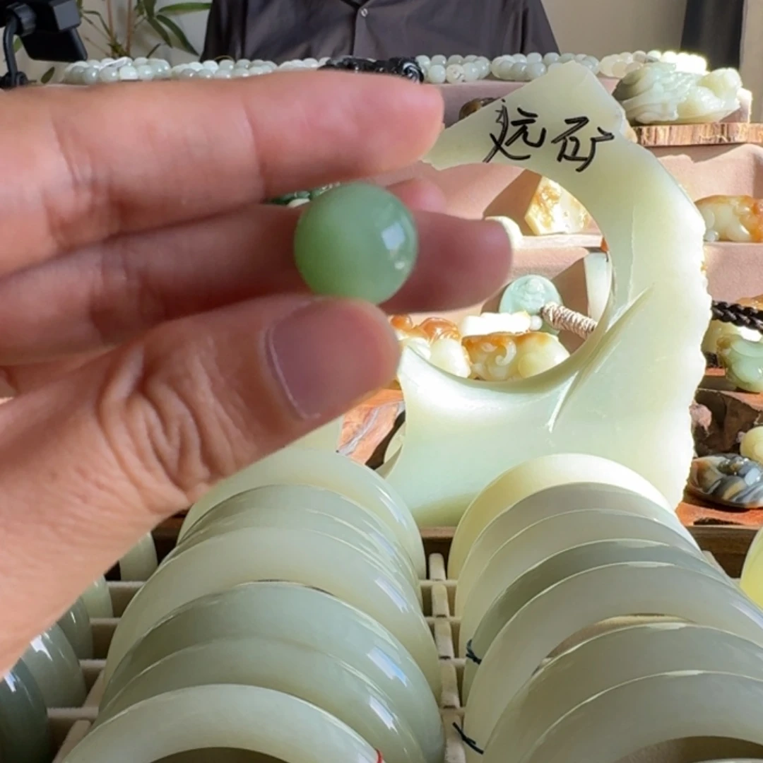 颈饰未镶嵌和田玉（糖玉）