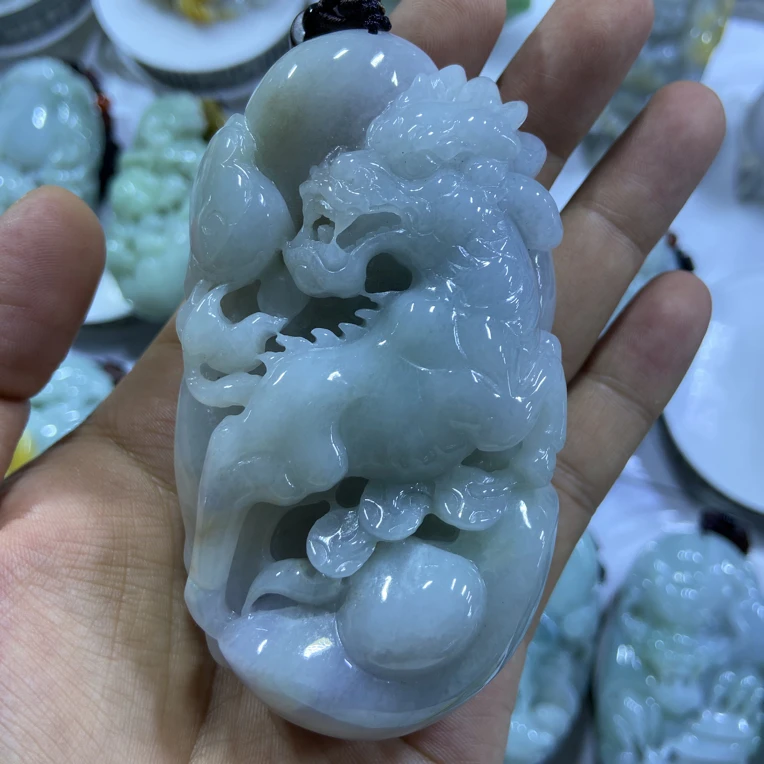 天然缅甸翡翠A货，麒麟寓意麒麟回头吃穿不愁，精工镂空手把件