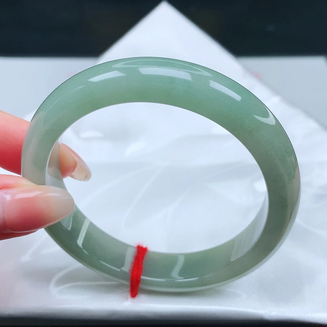 翡翠手镯未镶嵌满色2