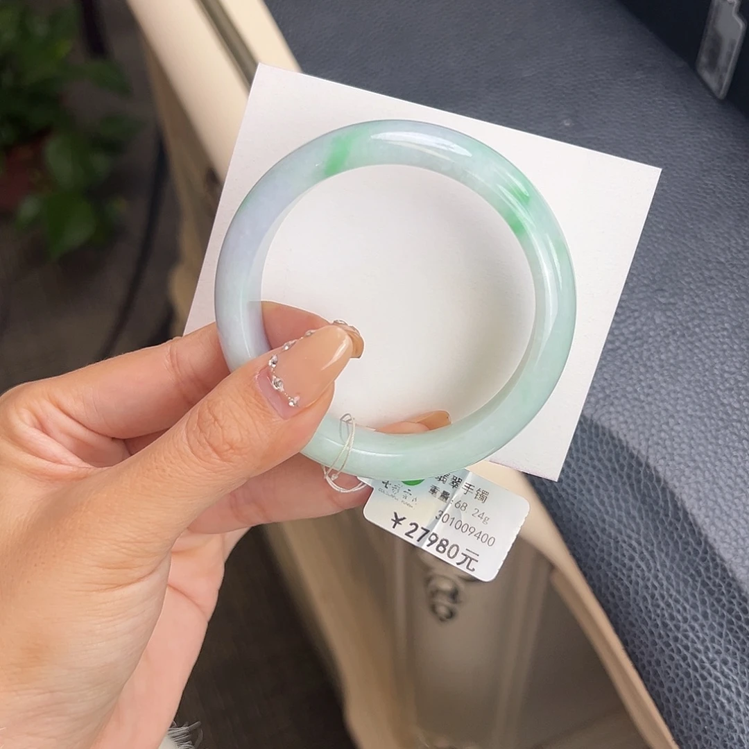 翡翠未镶嵌手镯56.8宽版白底青