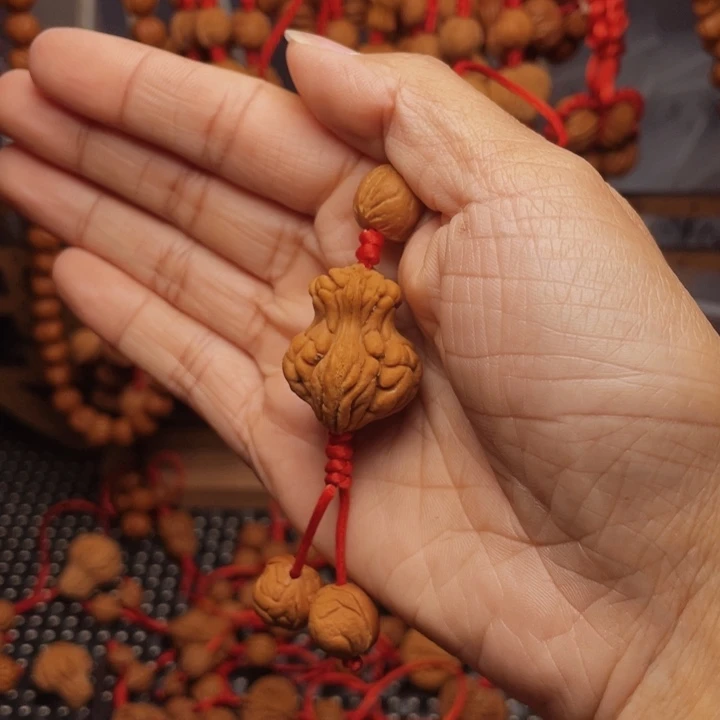 木质类龙纹桃枭挂件