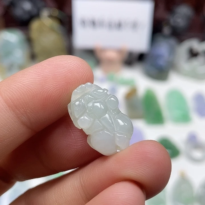 翡翠未镶嵌颈饰貔貅