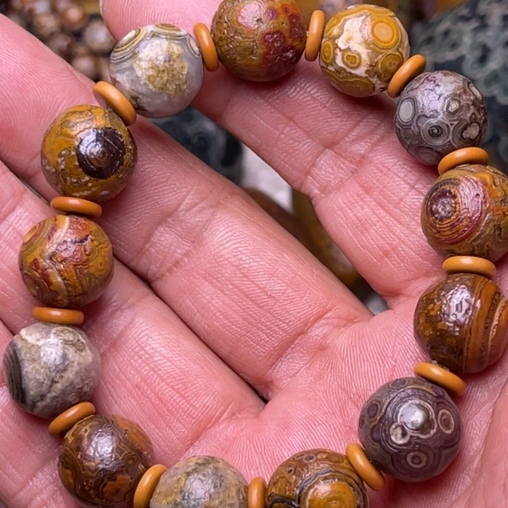 镀金戈壁滩上的一玛瑙石