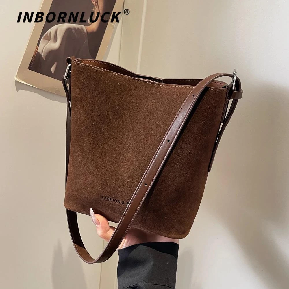 秋季复古磨砂小包包女2024新款流行百搭斜挎包超火小众单肩水桶包