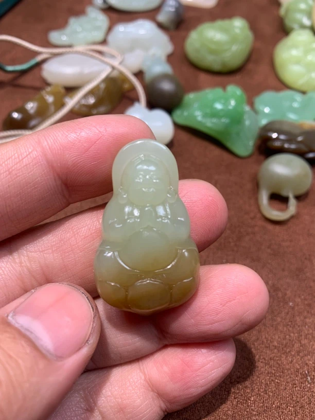 和田玉俏色新疆且末糖料佛挂坠佩戴礼品赠送重18克规格38*23*14