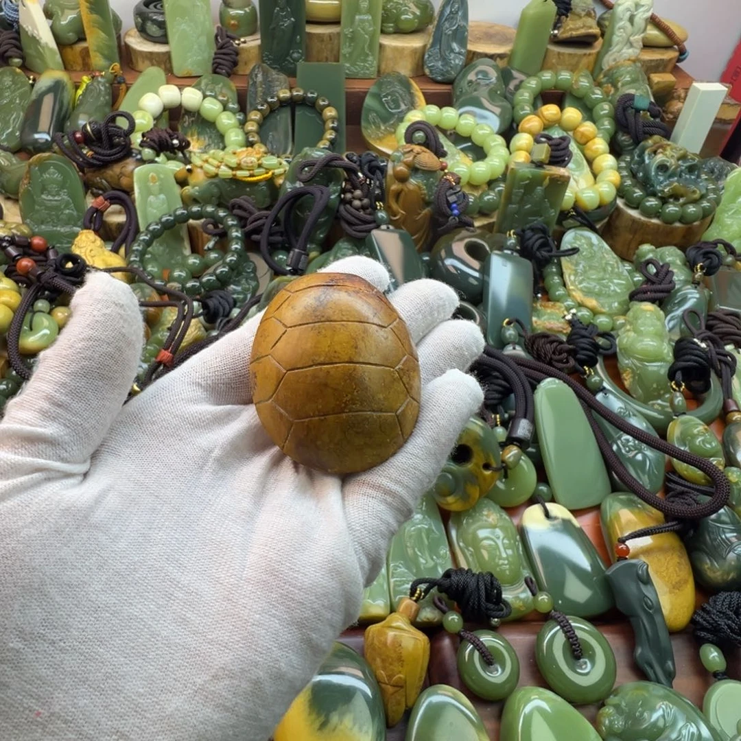 秋***叶岫岩河磨玉（透闪石质玉）未镶嵌挂件