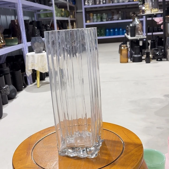 高度32厘米的方口竖条花瓶