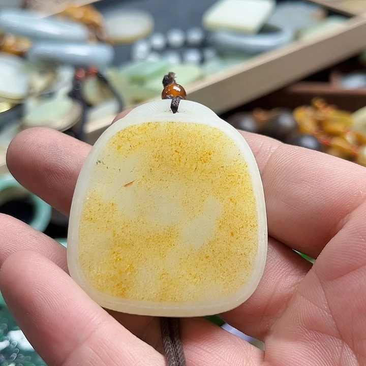 颈饰未镶嵌和田玉（糖玉）