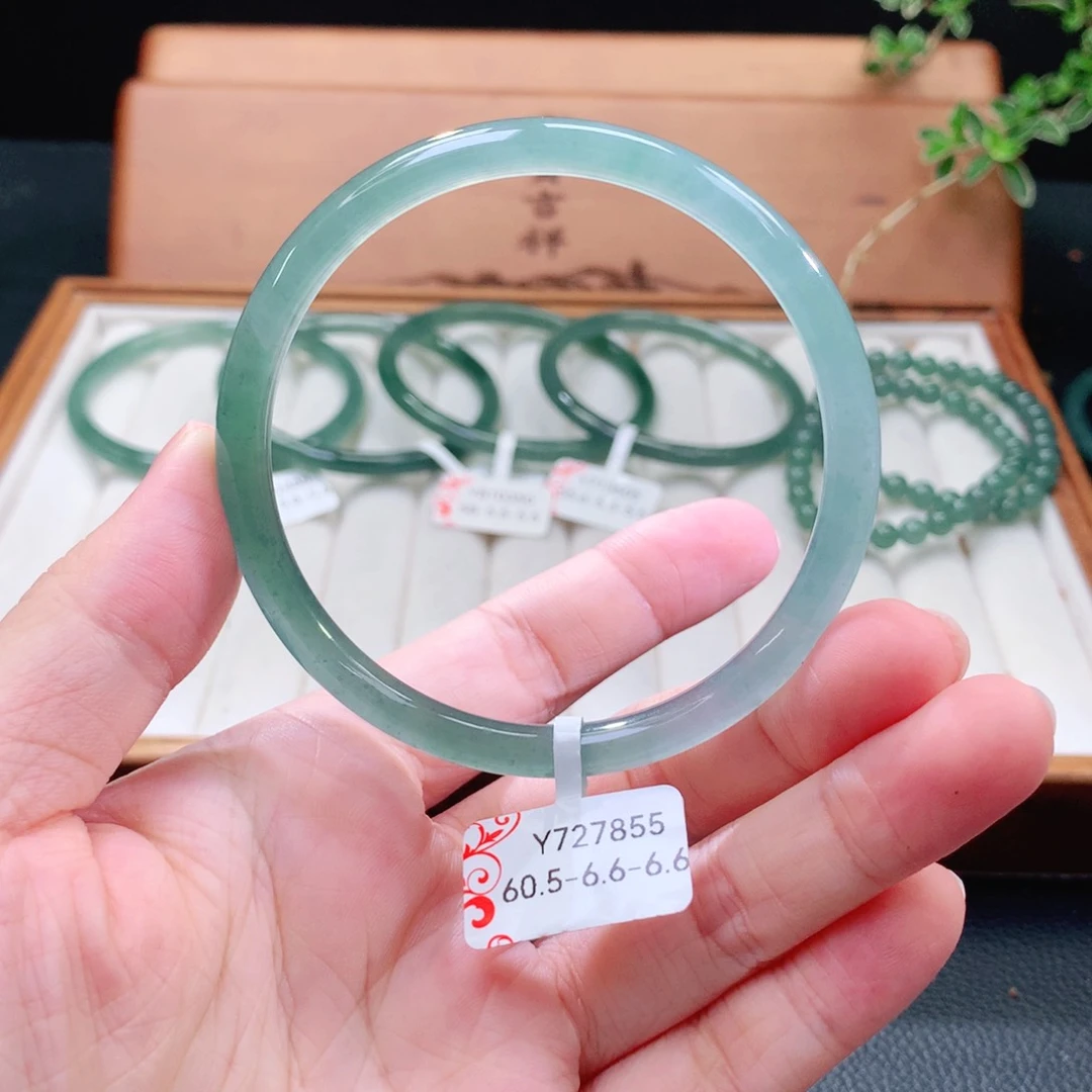 翡翠手镯（圆镯）未镶嵌