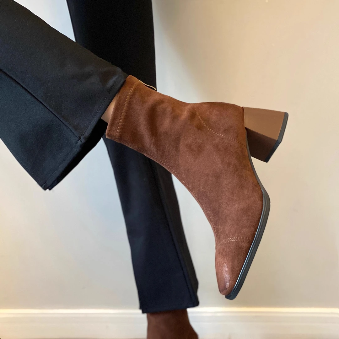 2025秋冬款绒面瘦瘦靴棕色美拉德粗跟短靴法式方头弹力靴中筒显瘦