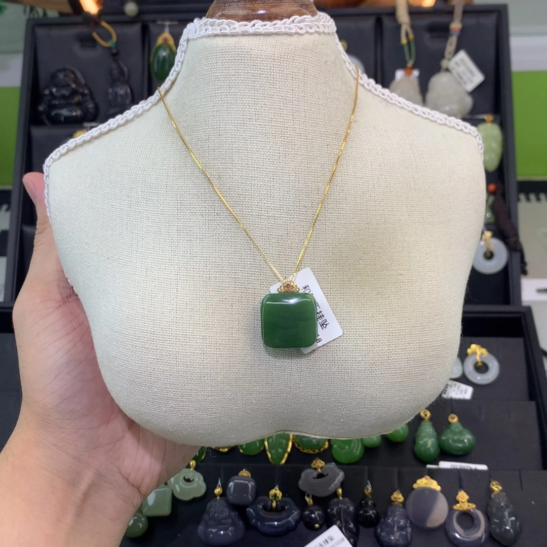 和田玉18K金镶嵌吊坠(赠链)