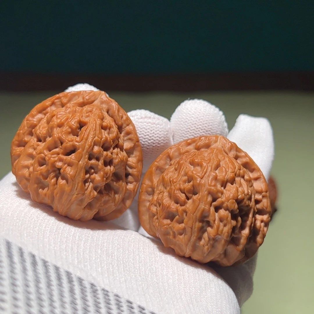 文玩核桃把件40白狮子三角白