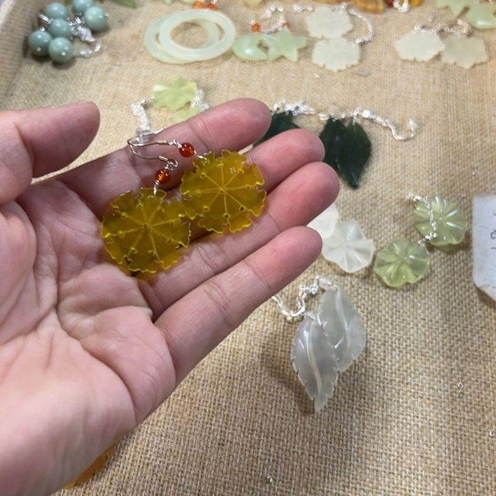 蛇纹石玉耳饰未镶嵌浅**忆