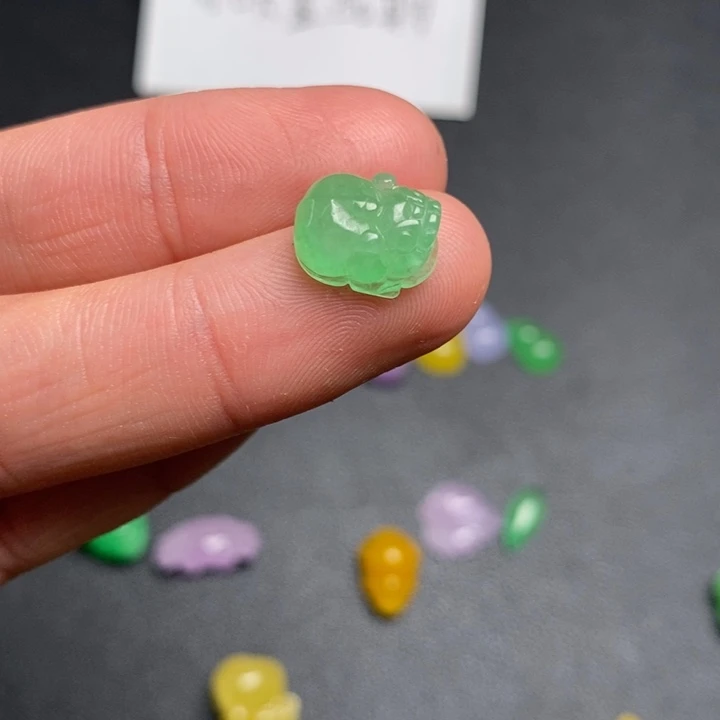 .***…翡翠未镶嵌颈饰挂件