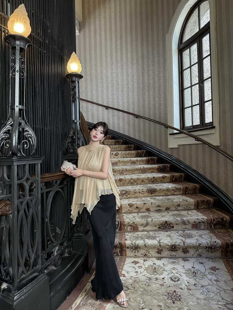 飘带背心2025夏季休闲温柔慵懒感气质上衣女+黑色半身裙短裤套装