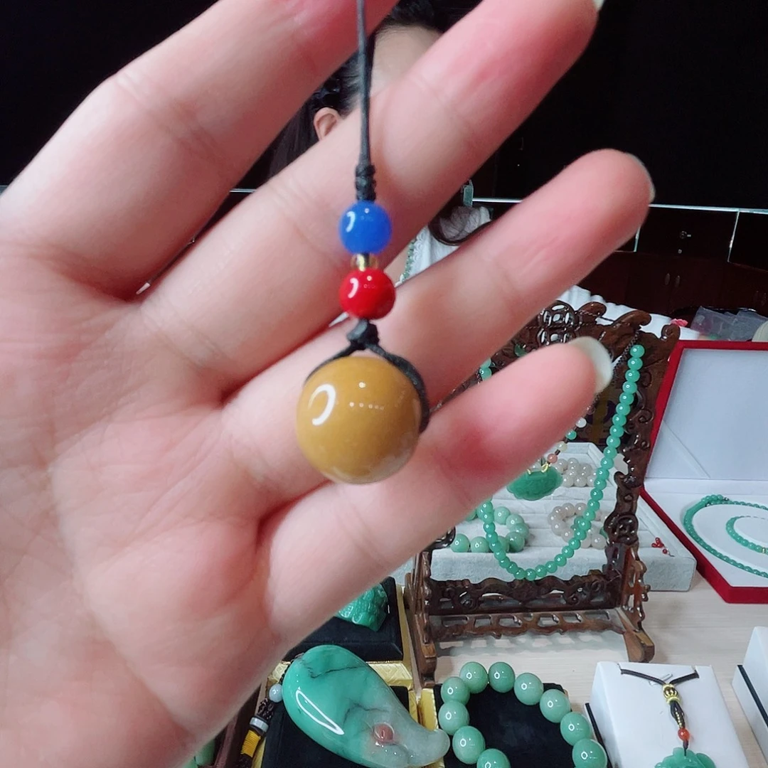颈饰未镶嵌密玉（石英质玉）