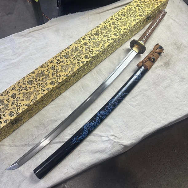 2255  龙泉昊天宝剑武士道鱼皮柄花纹钢漆鞘未开刃