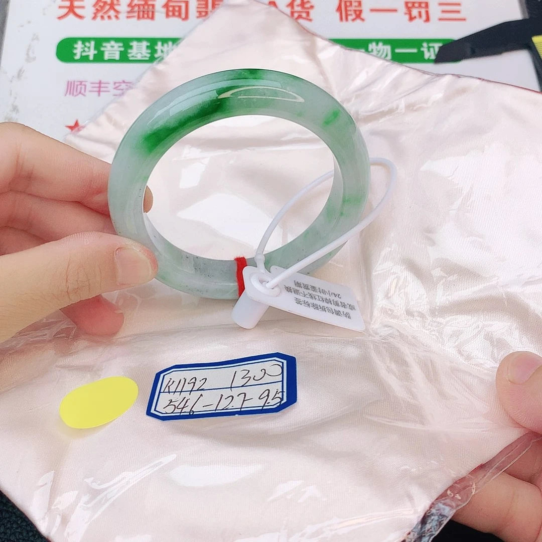 翡翠手镯未镶嵌翡翠