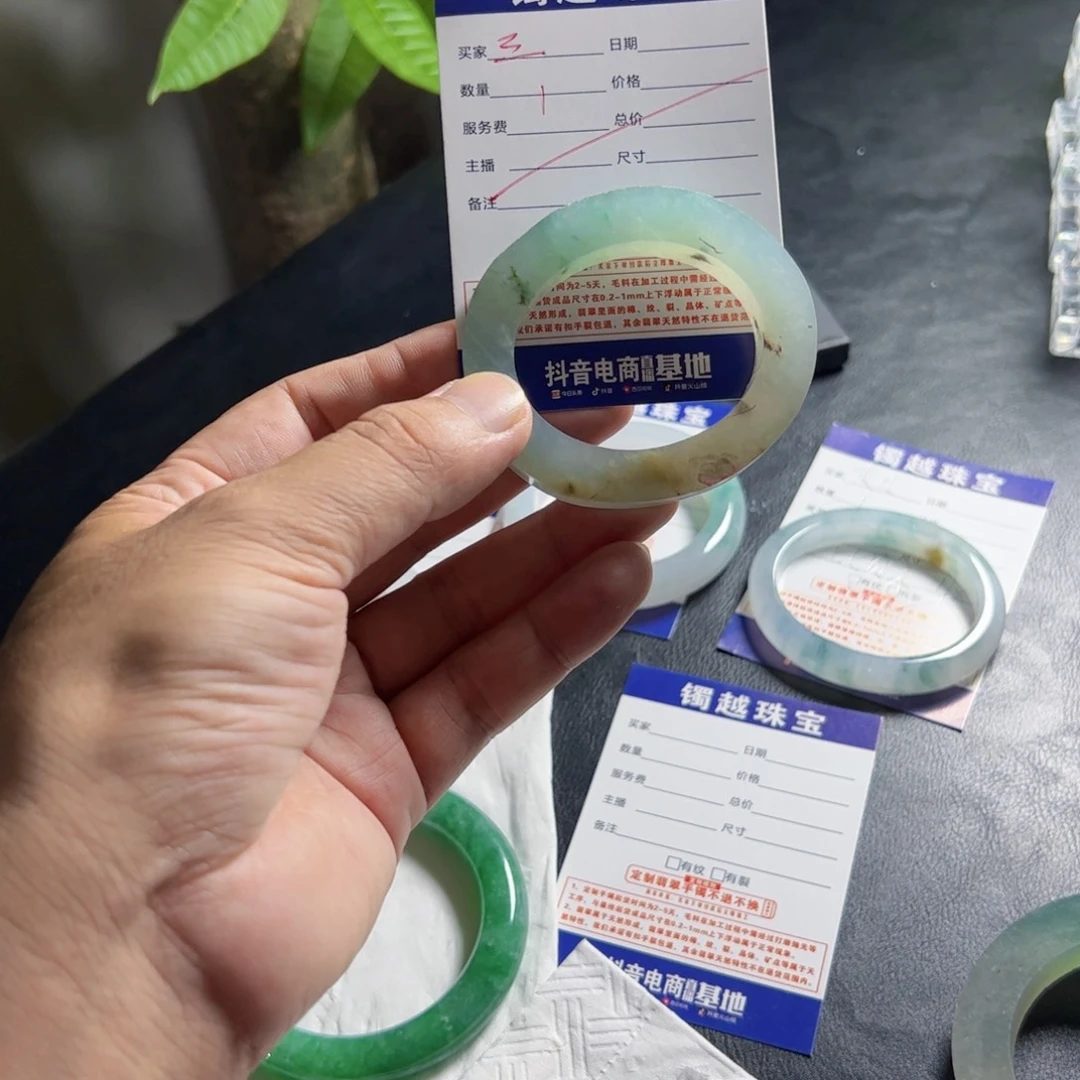 三***花定制翡翠未镶嵌天然翡翠手镯