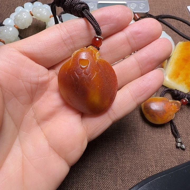 点***灰和田玉未镶嵌颈饰