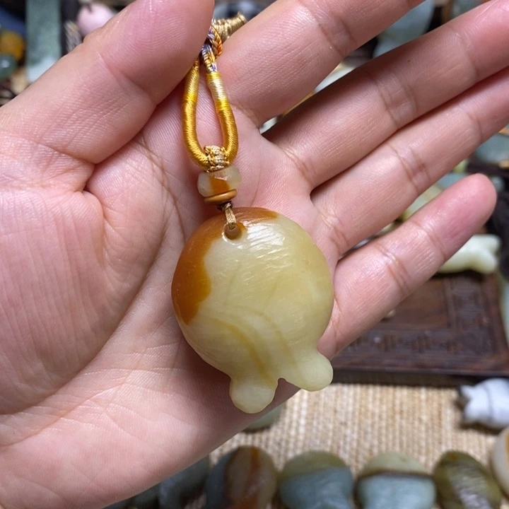 随***缘蛇纹石玉未镶嵌颈饰