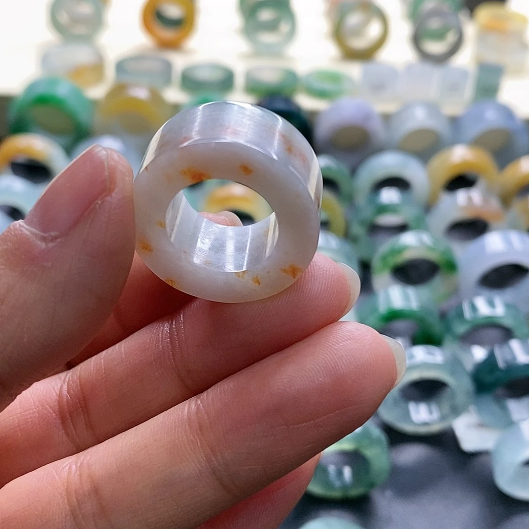 定制翡翠未镶嵌猪**事翡翠