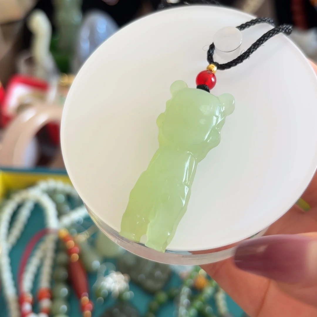 岫岩老玉（透闪石质玉）未镶嵌颈饰微瑕 介意勿拍