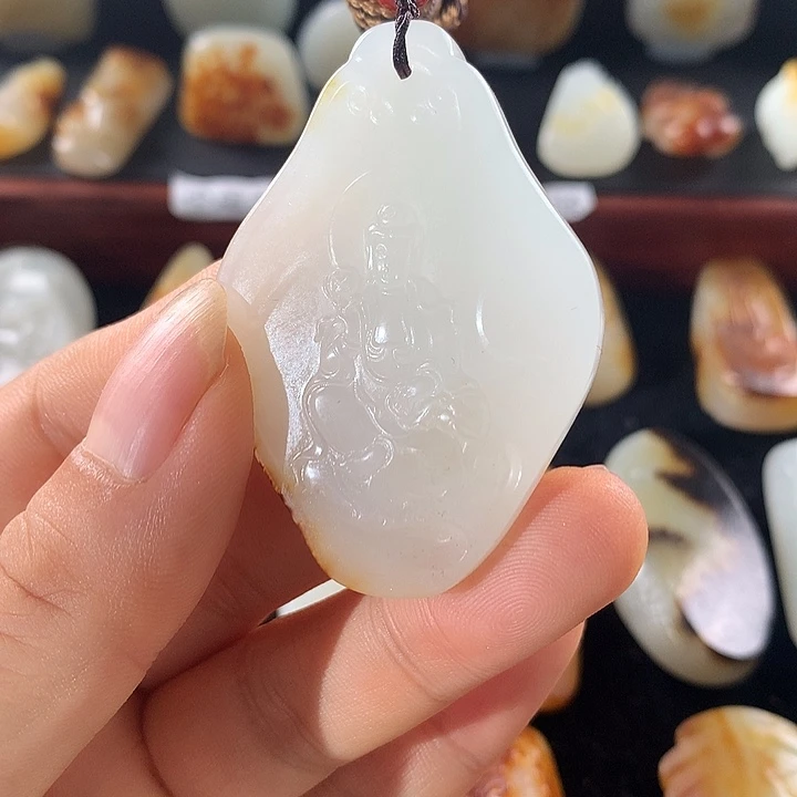 老***角和田玉未镶嵌颈饰侧面红皮观音牌