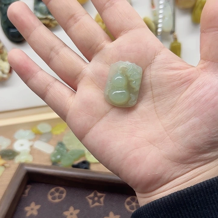 岫玉合金颈饰葫芦