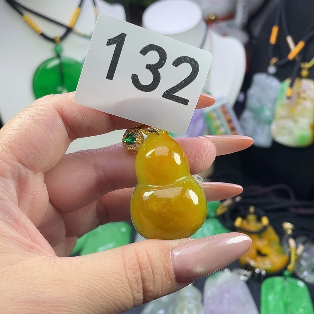 翡翠未镶嵌吊坠(赠链)