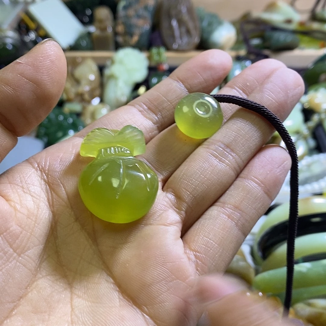 未镶嵌岫玉颈饰两个