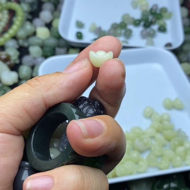 *****和田玉未镶嵌颈饰