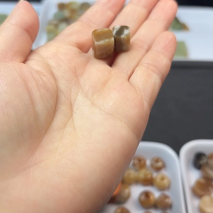 送***朵和田玉（糖玉）未镶嵌颈饰