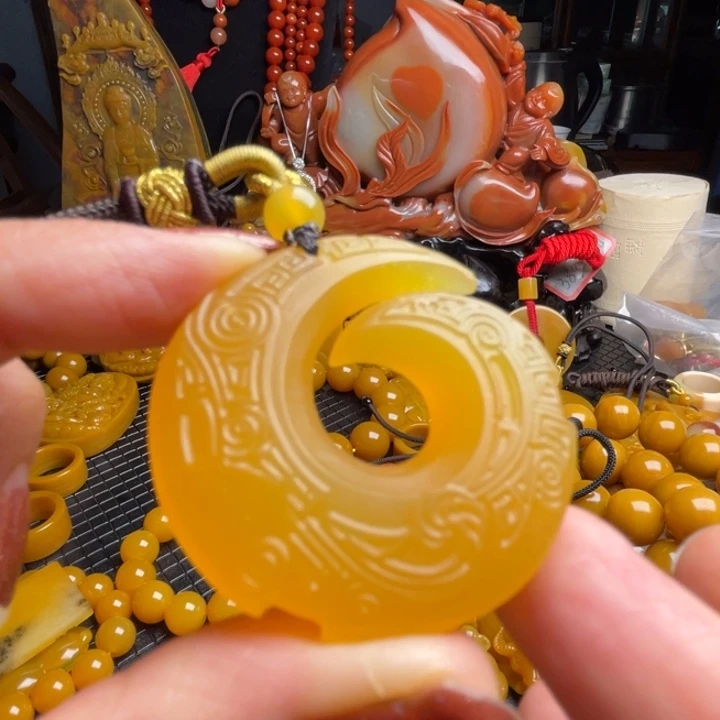 未镶嵌石英质玉（黄龙玉）颈饰