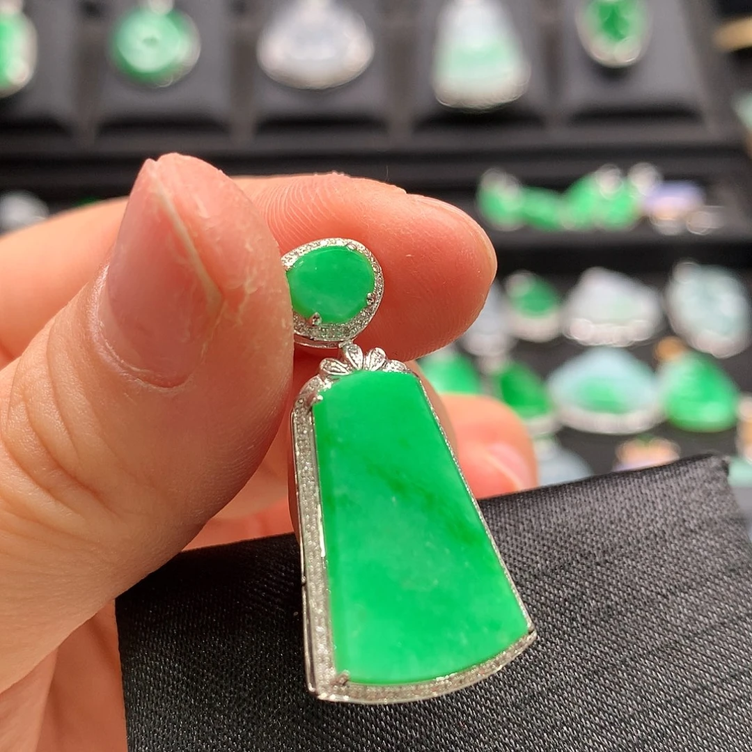 翡翠18K金镶嵌颈饰无事牌