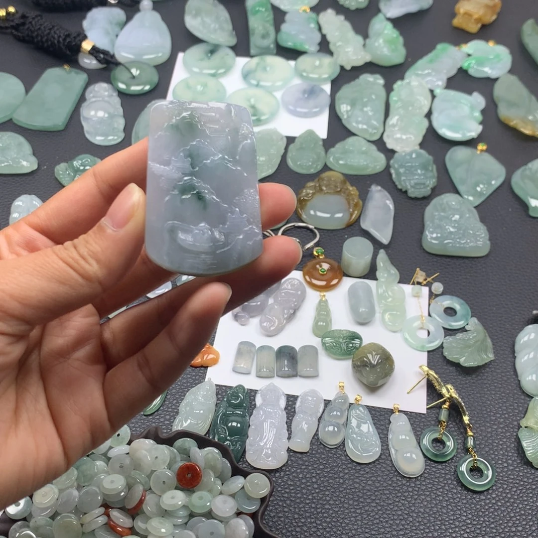 翡翠颈饰未镶嵌山水