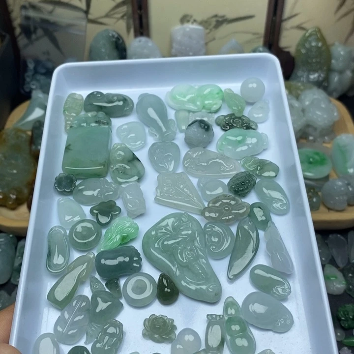 翡翠未镶嵌颈饰小挂件一个