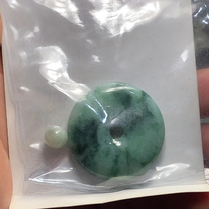 翡翠未镶嵌颈饰平安扣