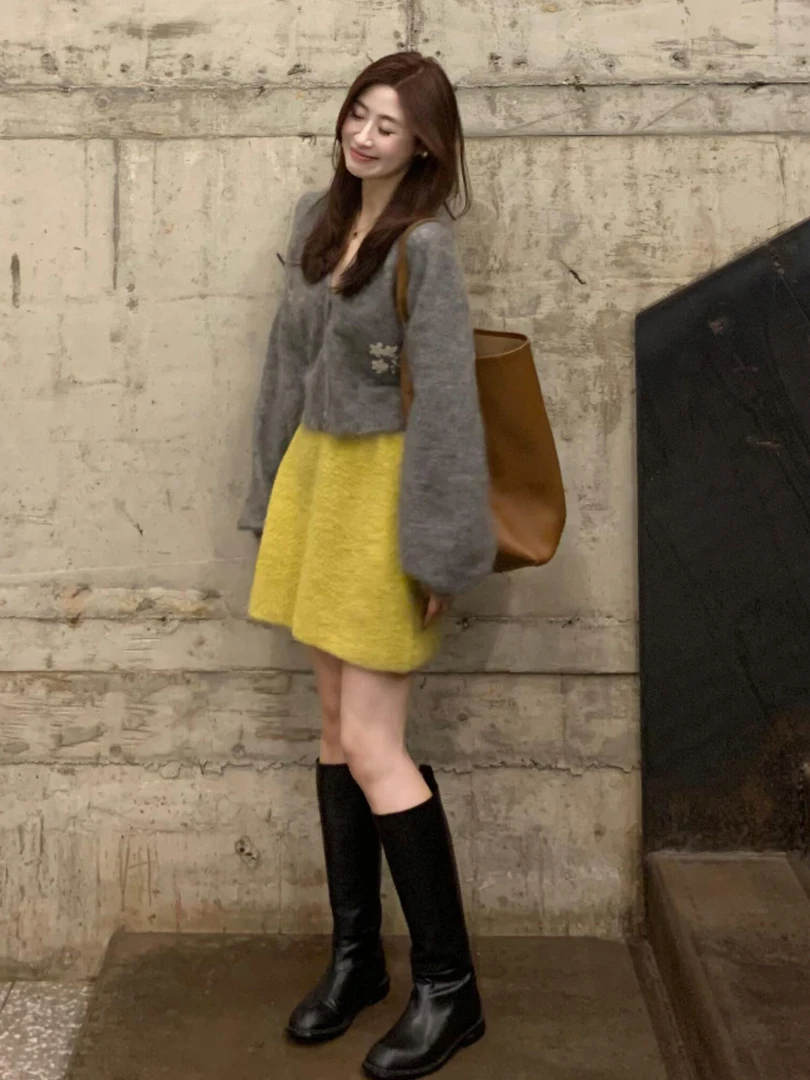 巨好看的冬装一整套森系多巴胺灰色针织衫黄绿色半身裙套装女2025
