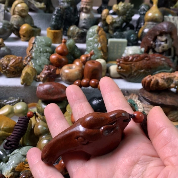 未镶嵌岫岩河磨玉（透闪石质玉）把件