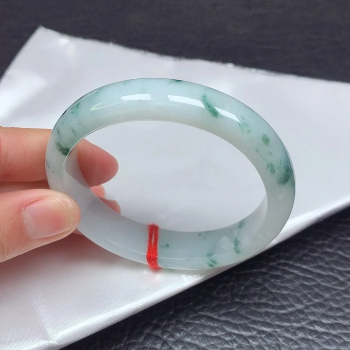 翡翠手镯（贵妃镯）未镶嵌59。