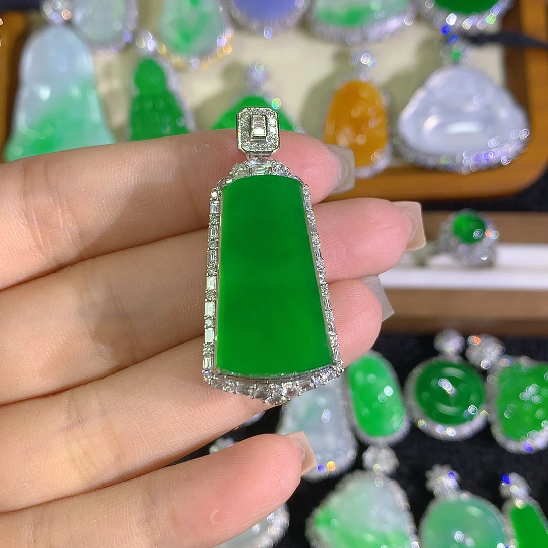 颈饰18K金镶嵌翡翠无事牌