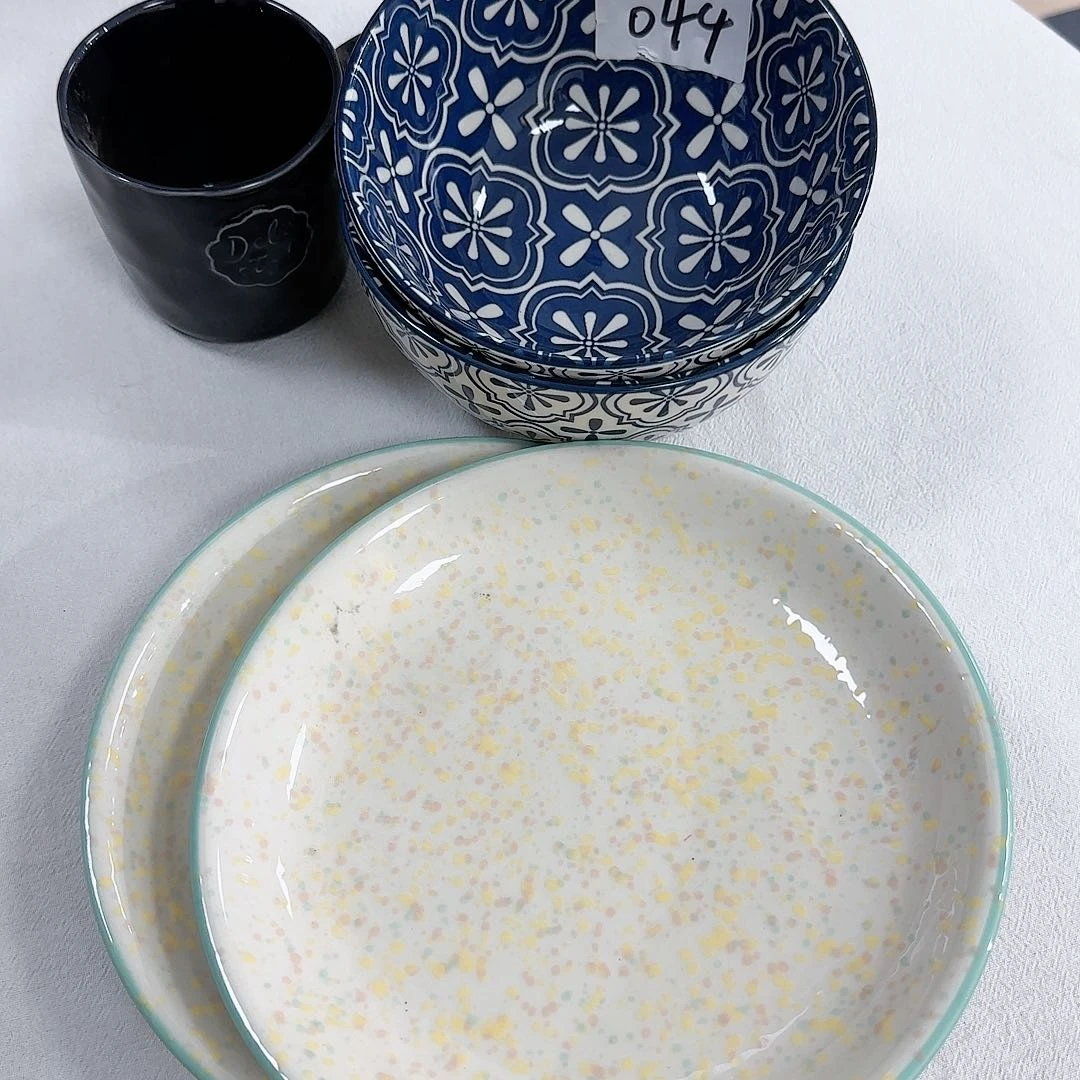 瓷片两个盘两个碗，。