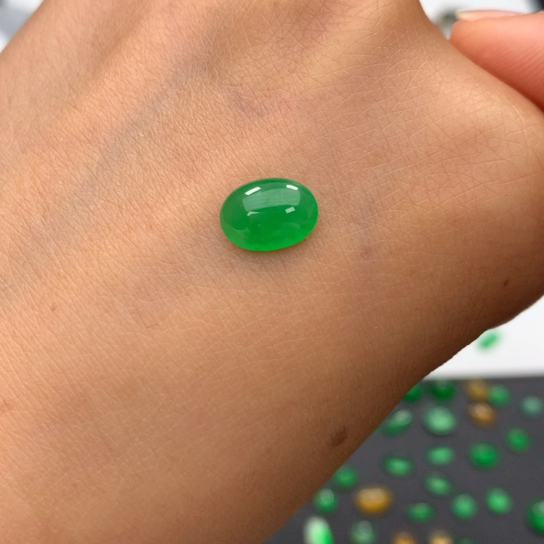 王***生翡翠裸石正阳绿椭圆蛋面