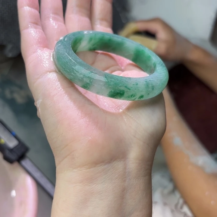 用***7石英质玉（非洲翠）手镯未镶嵌定制