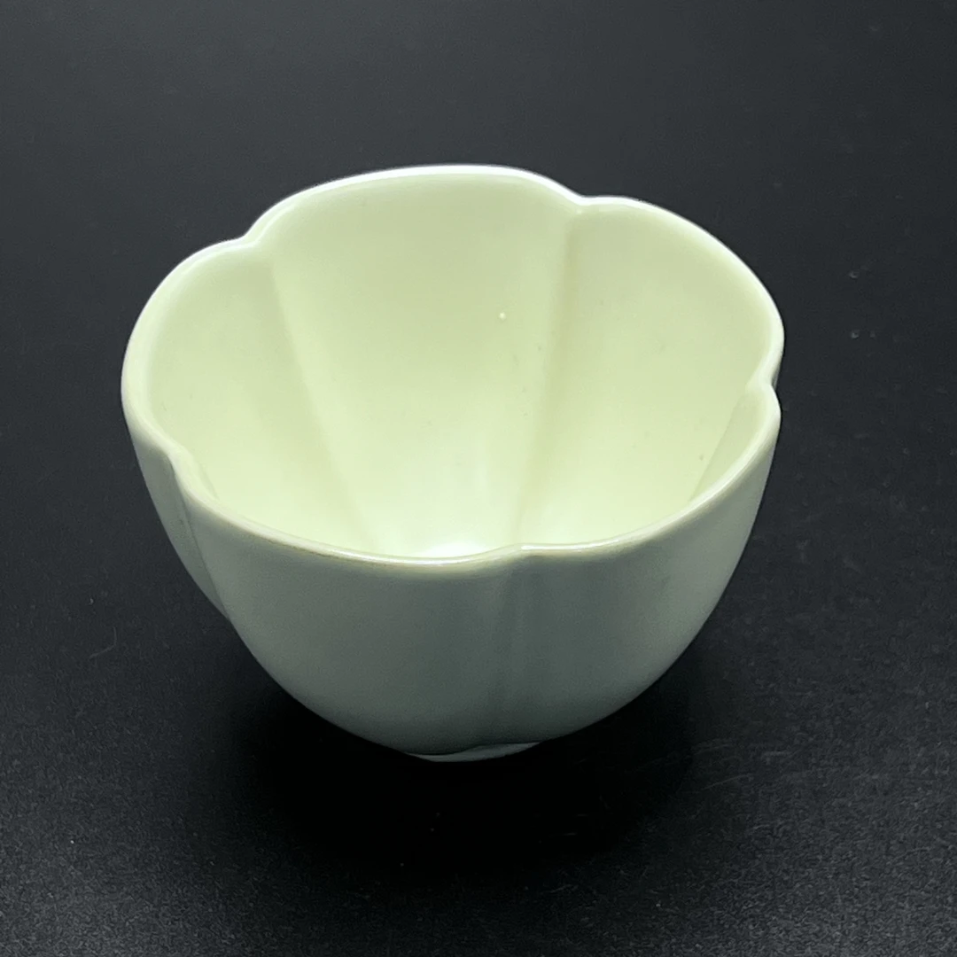 B06瑕疵！！米白色汝窑花形器五瓣主人杯