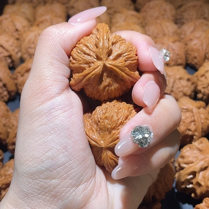 鹏***r吊坠文玩核桃小妹三棱