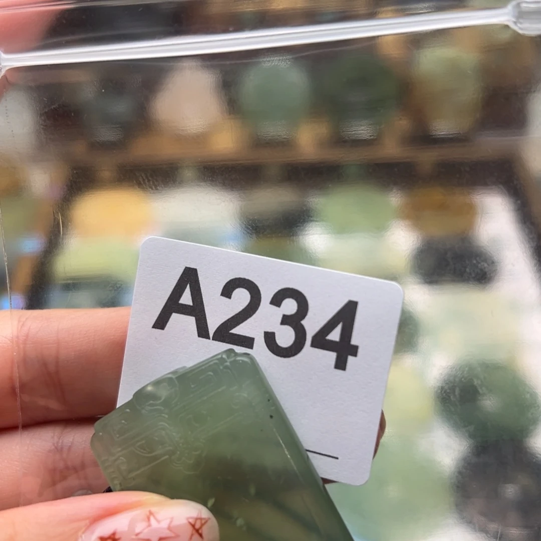 林***缘未镶嵌蛇纹石玉颈饰