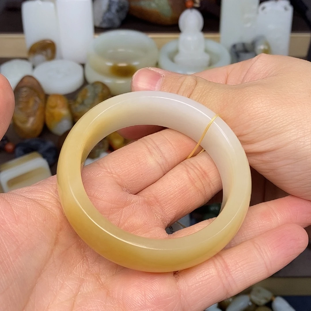 和田玉未镶嵌手镯