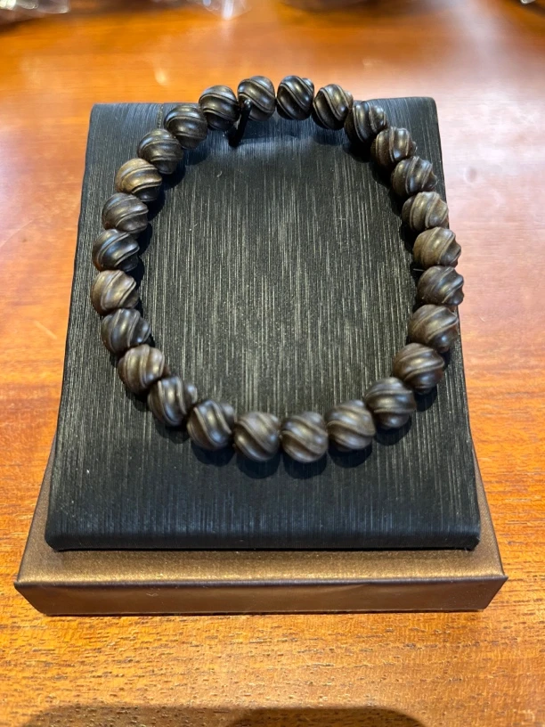 精工喜旋纹阴沉老山檀手串